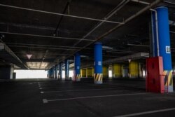 Порожній паркінг біля ТРЦ «SkyMall»