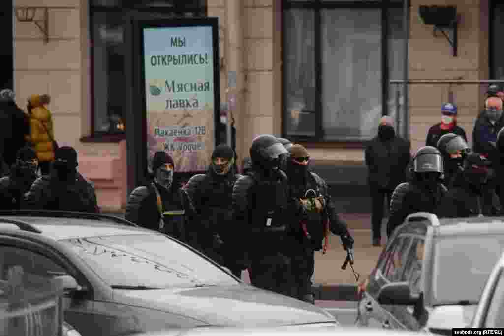 Практично відразу з’явилися силовики  