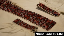 Весільна сорочка з села Курашівці, Могилів-Подільського району. На ній вишиті червоні і чорні птахи, соколи