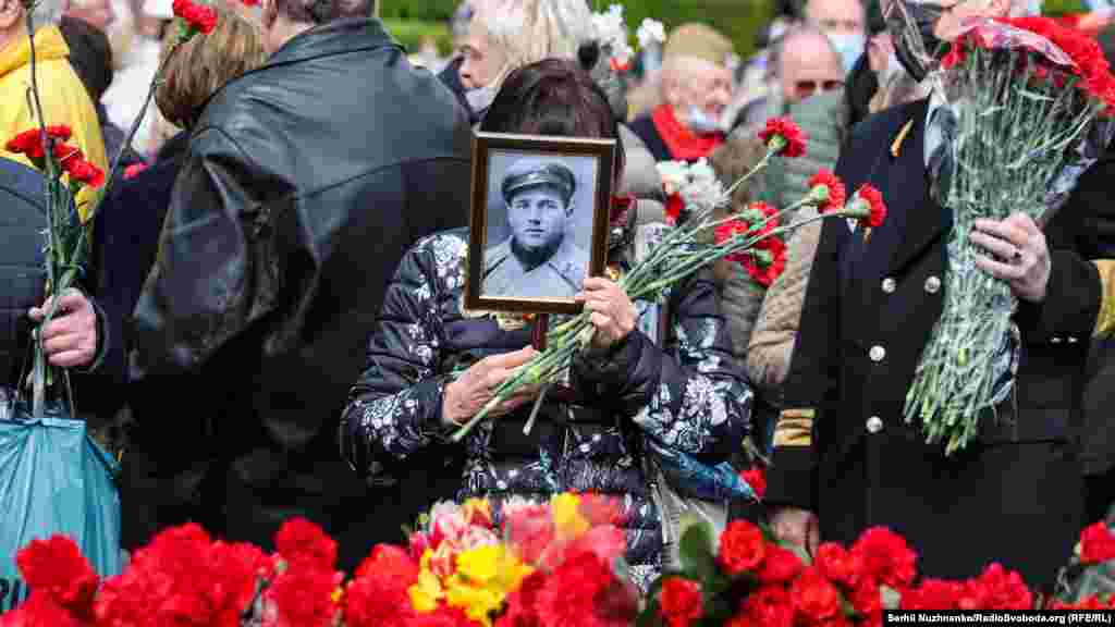 Щорічно на 9 травня у столиці проводили започаткований у Росії марш «Безсмертного полку» – хода із портретами, як кажуть учасники, «дідів, які воювали». Неодноразово цю ж акцію супроводжували поліцейські
