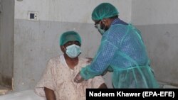 یو ډاکتر د کورونا وایرس د مشکوک ناروغ معاینې پر مهال