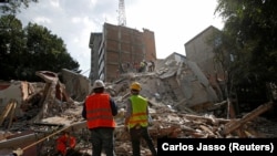 Мехико, 19 сентября. Спасатели ищут выживших под обломками