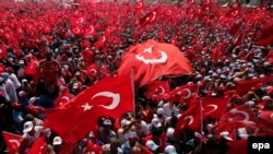Під час мітингу у Стамбулі, 7 серпня 2016 року