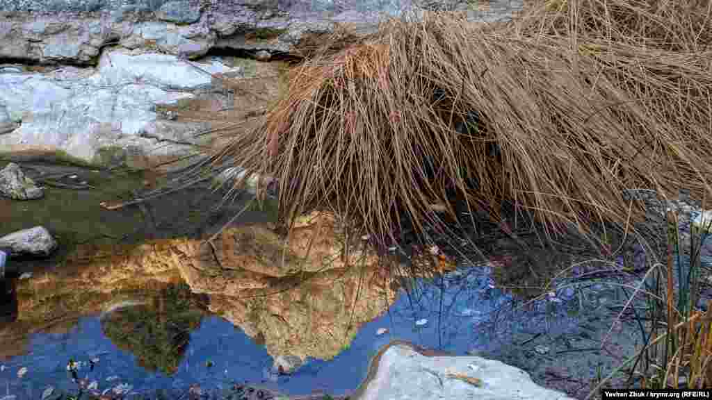 Трудно разобрать, где реальные скалы, а где – отраженные в воде