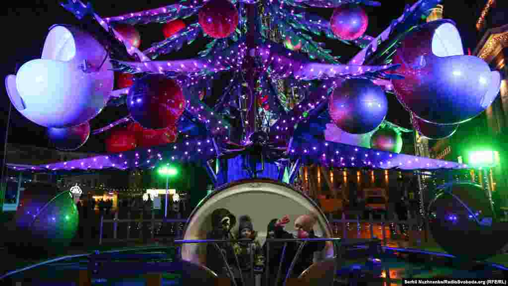 «Петриківський розпис», Контрактова площа. На фото: ще одна розвага різдвяно-новорічної локації на Подолі – дитяча карусель у вигляді велетенської ялинки