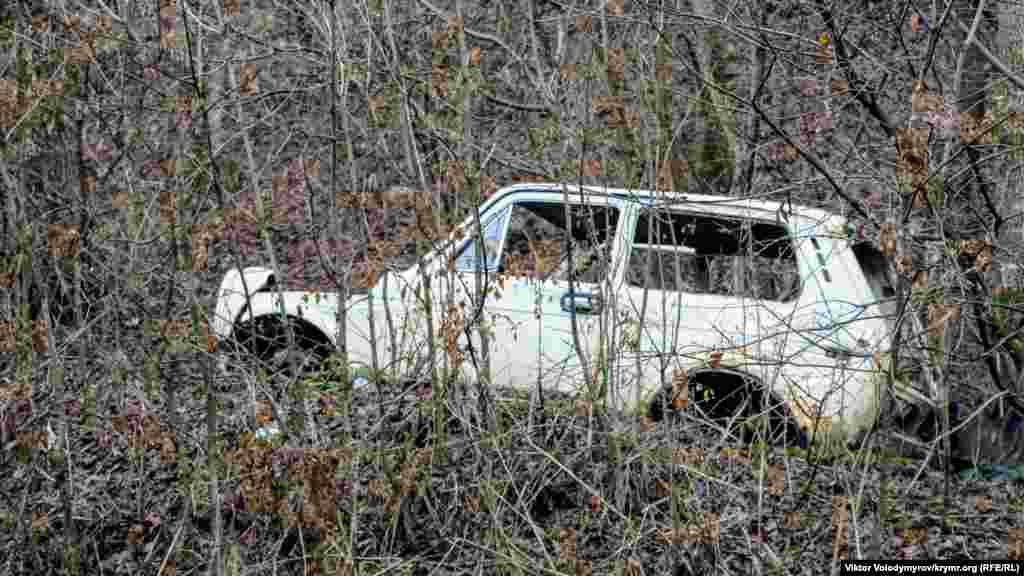 Рядом стоит брошенная «Нива»