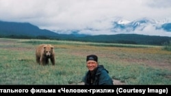 Тимоти Тредуэлл. Кадр из документального фильма «Человек-гризли»