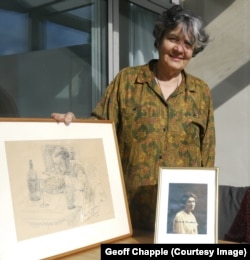 Міріам Каудерс із олівцевим начерком свого батька Корнеліуса, намальованого Гертруд Каудерс