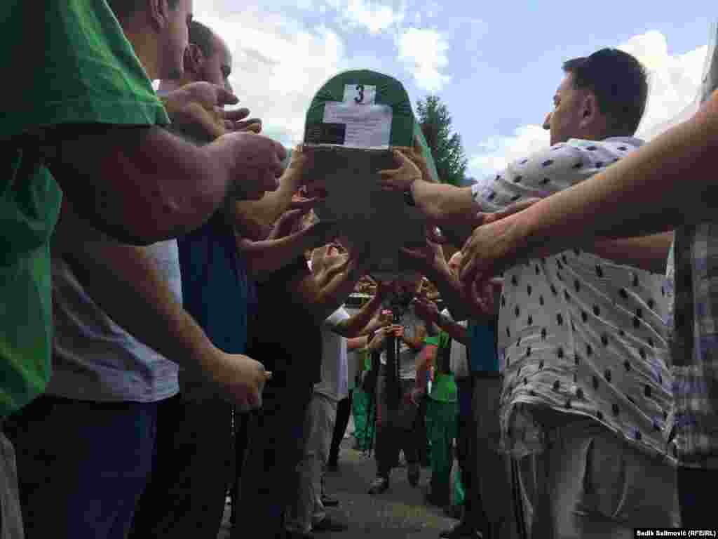 Svaki od tabuta u kojem se nalaze posmrtni ostaci žrtvava srebreničkog genocida su označeni brojevima, imenom i prezimenom.