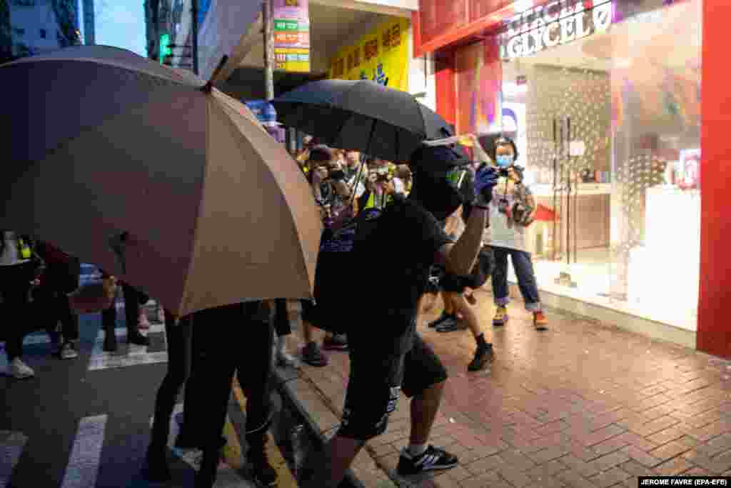 Протестувальник готується жбурнути «коктейль Молотова» у вітрину крамниці, пов’язаної з Китаєм. 1 липня в Гонконгу відбулися протести проти нового закону про нацбезпеку, розробленого спеціально для Гонконгу. Закон напередодні підписав голова Китаю Сі Цзіньпін