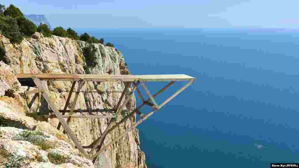 Мостик для роупджампинга: высота 260 метров над уровнем моря, высота отвесной стенки 140 метров, длина падения – 120 метров