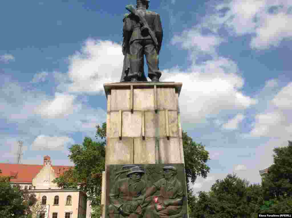 "Ян и Иван": вид сзади. Фигуры отлиты из старинного немецкого памятника.