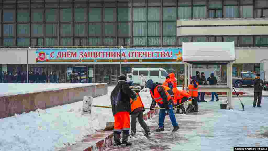 Рабочим муниципального предприятия «Город» не до праздника