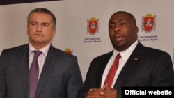 Сергей Аксенов и министр окружающей среды Зимбабве Сэйвиор Касукувери