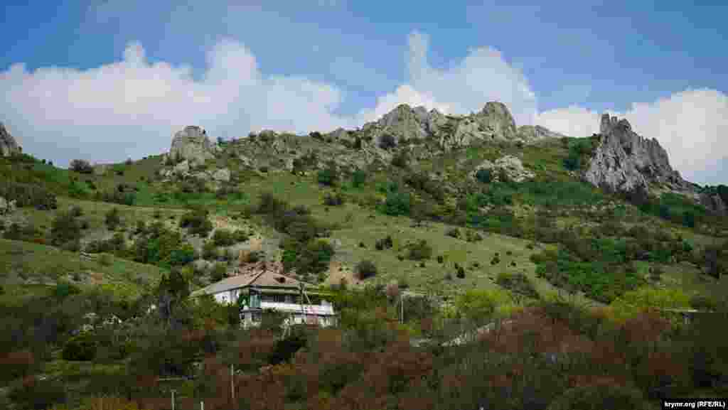 Белое здание на фоне хребта с вершиной Сюрю-Кая – это дом Терентия Вяземского, врача-неврапатолога, который основал Карадагскую биостанцию в 1914 году