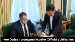Президент України Володимир Зеленський і глава його Офісу Андрій Єрмак (ліворуч)