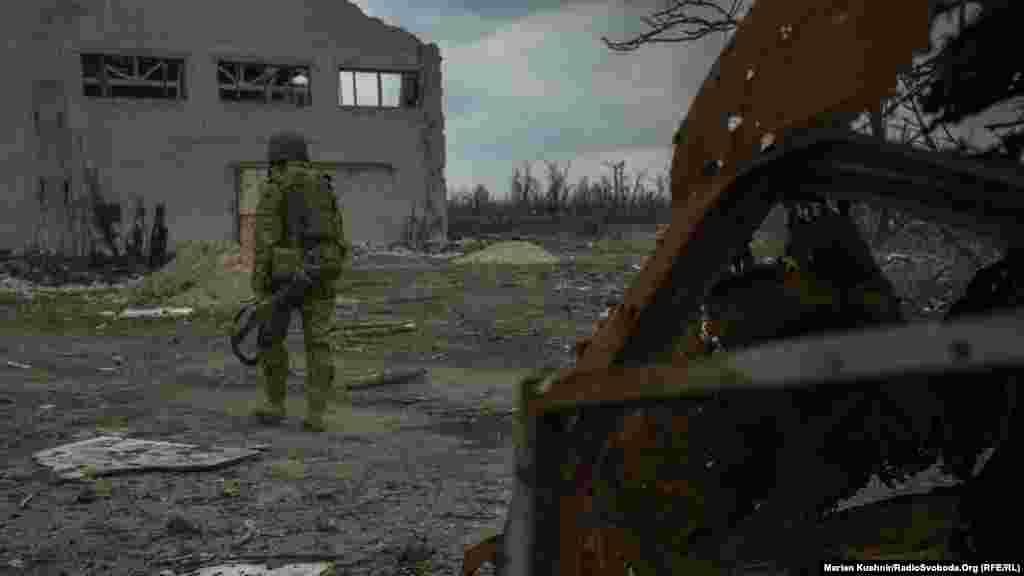 Від позиції до позиції одна й та ж стежина, встелена мінами, немов декоративною плиткою, які так і не розірвалися