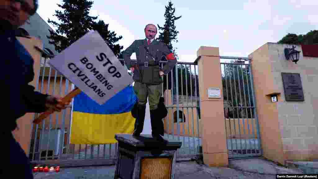 Карикатура на Путин в нацистка униформа, поставена от протестиращи пред руското посолство в Капара, Малта, март 2022 г.