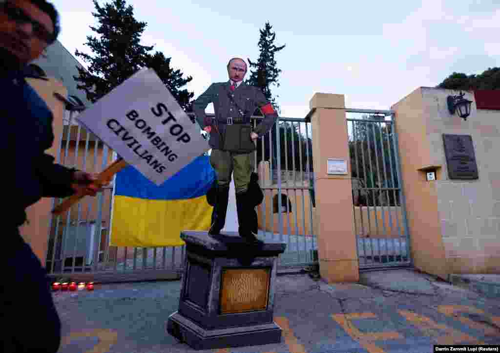 Карикатура на президента Путина у здания российского посольства в Каппаре (Мальта). Март 2022 года