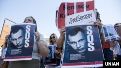 Портрети Олега Сенцова під час акції на підтримку незаконно ув'язнених в Росії українців. Київ, 2 червня 2018 року