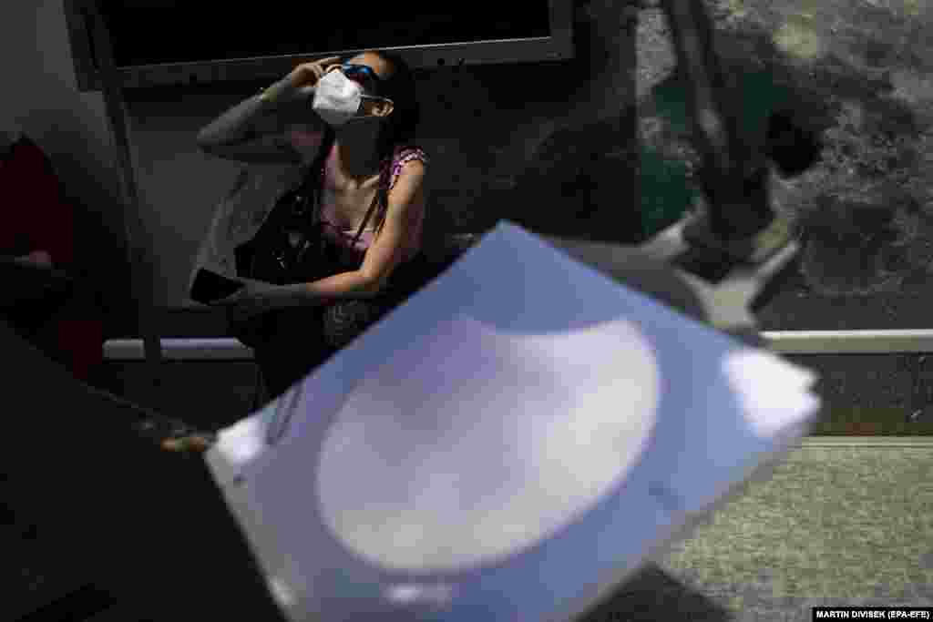 Чоловік використав аркуш паперу, щоб «зловити» тінь від сонця у Празі, Чехія