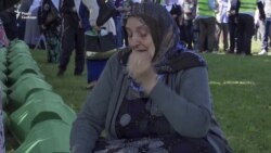 Церемонія перепоховання жертв масового вбивства босняків-мусульман – відео Церемонія перепоховання жертв масового вбивства босняків-мусульман – відео