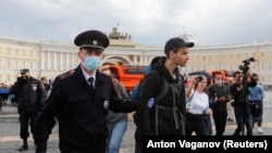 Дворцовая площадь Санкт-Петербурга, 1 июля 2020 года. Задержание протестующих против поправок к Конституции