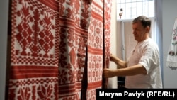 Юрій Мельничук, майстер народного мистецтва з вишивки