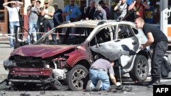 Правоохоронці працюють на місці, де загинув журналіст Павло Шеремет, 20 липня 2016 року