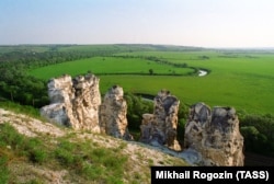 Вигляд на річку Тиха Сосна зі скель Дивногірського заповідника неподалік хутору Дивногір’я Лискинського району Воронезької області нинішньої Росії. Населений пункт розташований у межах українського етнічного та культурного регіону Східної Слобожанщини. Річка Тиха Сосна протікає через місто Острогозьк і впадає в Дон