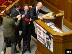 Депутат Олег Барна намагається винести з-за трибуни прем'єр-міністра України Арсенія Яценюка під час засідання Верховної Ради. Київ, 11 грудня 2015 року