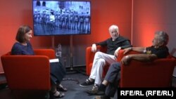 Jurnalistul Petre Mihai Băcanu și scriitorul Stelian Tănase în studioul Europa Liberă, București, 10 iunie 2025. Au fost implicați direct în organizarea manifestației maraton din Piața Universității din 1990, pentru democrație de tip occidental, și nu perestroika à la Moscova.