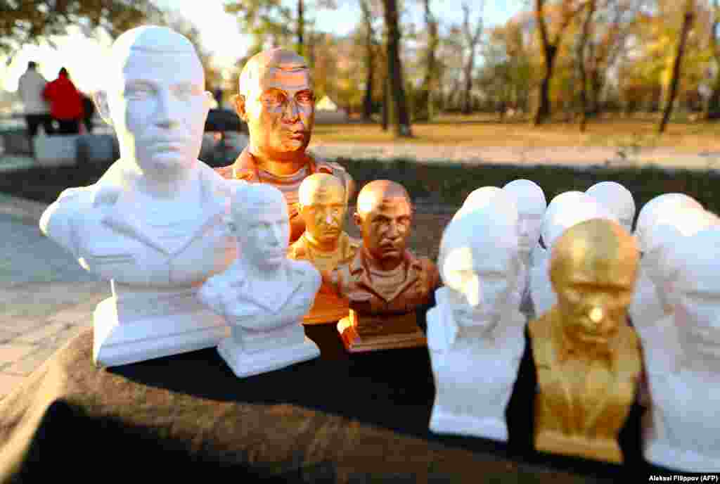 Стіл вуличного торговця сувенірними з бюстами колишнього ватажка угруповання «ДНР» Олександра Захарченка та керівника Росії Володимира Путіна. Окупований Донецьк, листопад 2018 року