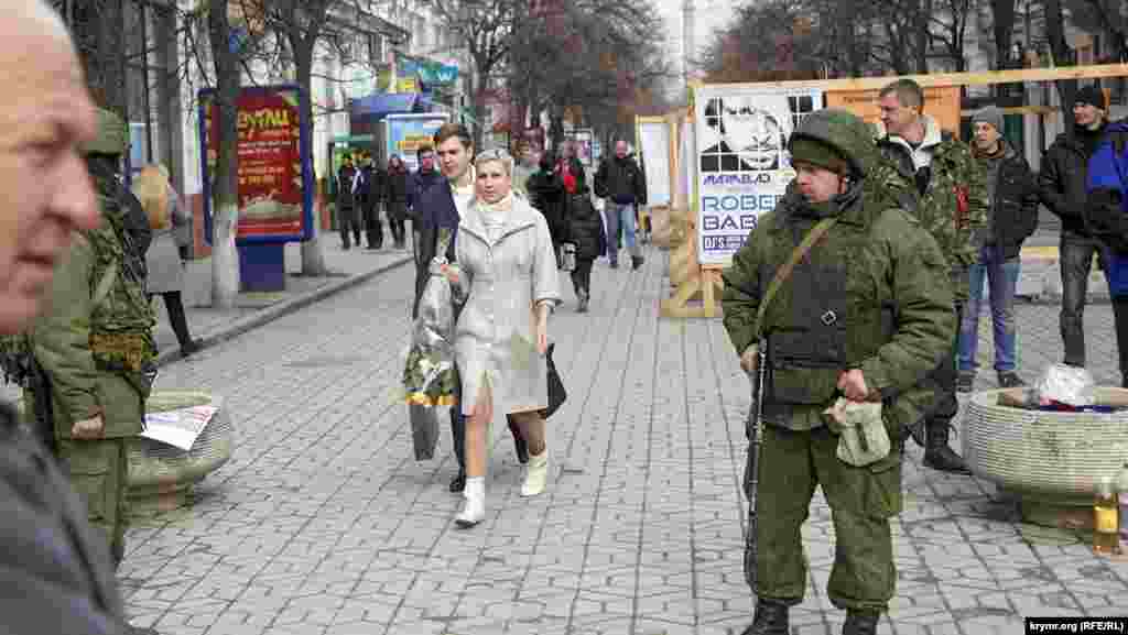 Стоило российским спецназовцам оказаться на обычной симферопольской улице, где не было митинга или блокады воинской части, как они начинали выглядеть неповоротливыми деревенскими парубками, впервые попавшими в город. «Самооборонцы», везде сопровождавшие и «опекавшие» россиян, как правило, смотрелись не лучше.