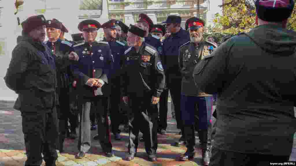 Во время крестного хода за порядком следили местные казаки  