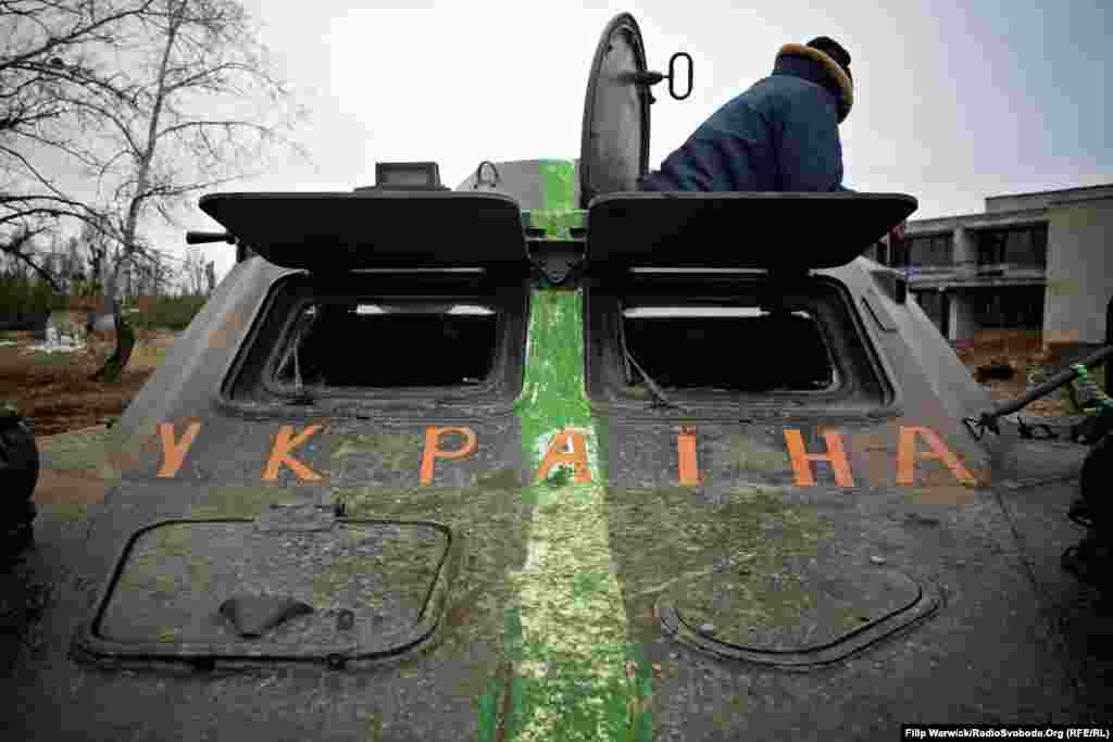 Символічний напис «Україна» на одному з БТРів