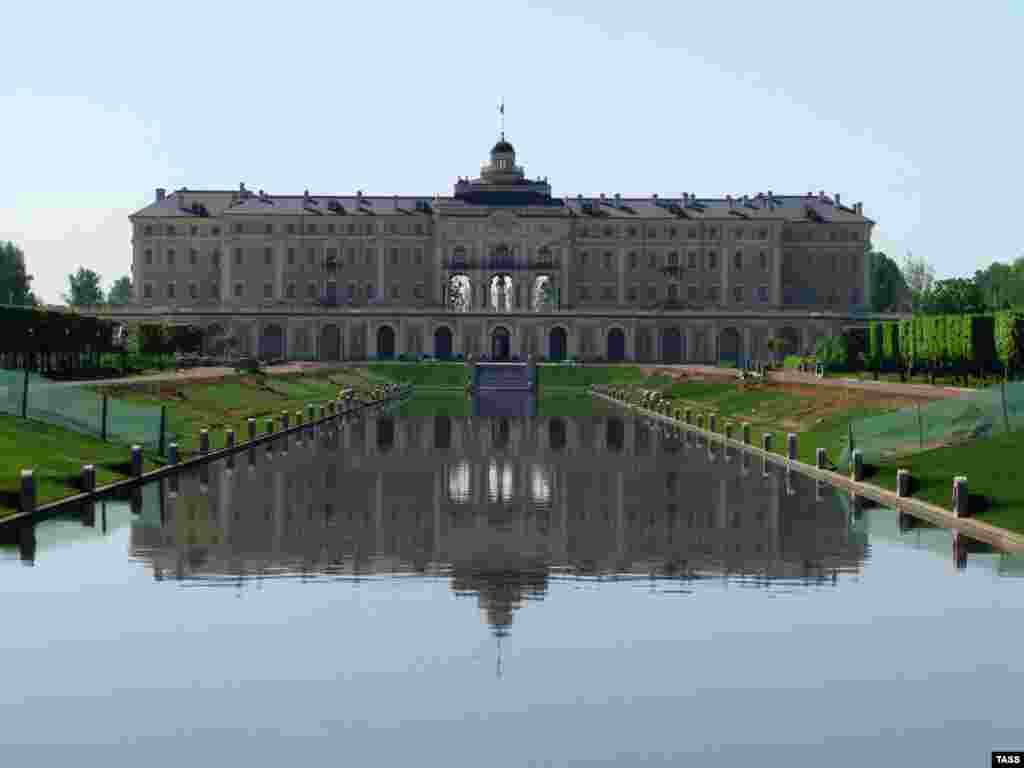 Костянтинівський палац Державного комплексу «Палац конгресів» у Стрельні, нині околиці Санкт-Петербурга. Був побудований для Петра Першого як літня резиденція