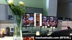 د حسیبه شهید د دفتر یو تصویر چې په یاد کې یې همکارانو د عقیدت ګلونه پیرزو کړي دي. 