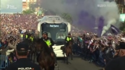 Вболівальники «Реалу» влаштували грандіозний прийом напередодні Ліги чемпіонів (відео) Вболівальники «Реалу» влаштували грандіозний прийом напередодні Ліги чемпіонів (відео)