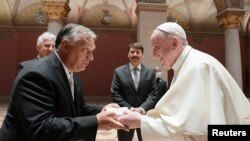 Віктор Орбан привітав папу Франциска в Музеї образотворчих мистецтв, і вони провели приватну зустріч, на якій також були присутні президент Угорщини і представники Ватикану