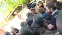 З-під «Інтера» до Льовочкіна – відео конфлікту з місця подій