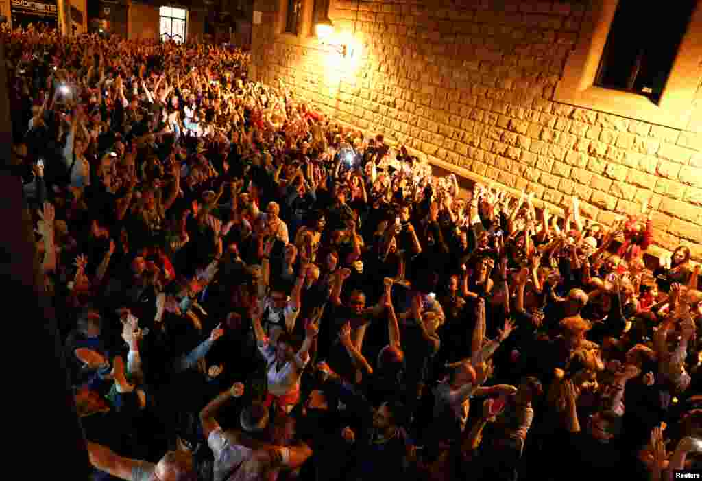 Согласно опросам, за независимость Каталонии выступало меньше жителей региона, чем против нее – около 40 процентов, – но за проведение референдума о такой независимости выступило подавляющее большинство жителей Каталонии