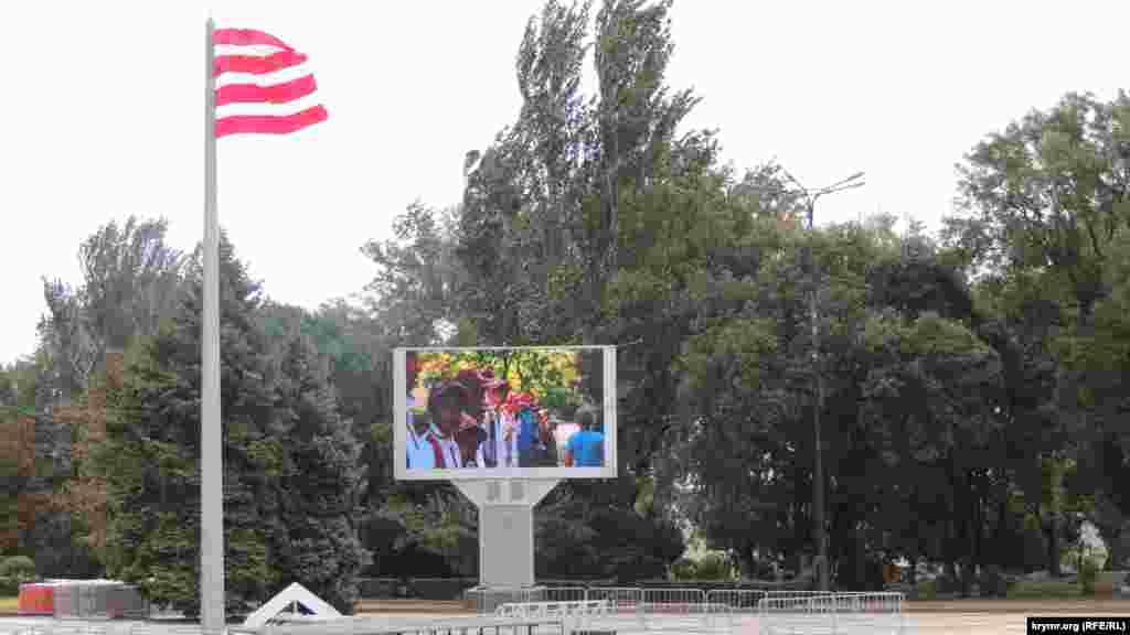 Из-за шквального ветра российская администрация Керчи отменила мероприятия, запланированные на центральной площади Ленина, в честь Дня города и годовщины присвоения Керчи звания «город-герой»