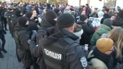 В Киеве на участников акции памяти трансгендеров напали праворадикалы (видео) В Киеве на участников акции памяти трансгендеров напали праворадикалы (видео)