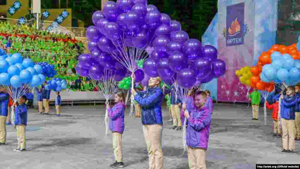 Дети из лагеря «Артек» поздравили президента России Владимира Путина с днем рождения, 7 октября 2017 года