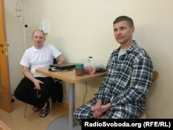 Эдуард Неделяев (слева) и Сергей Радулов (справа) в палате в Феофании