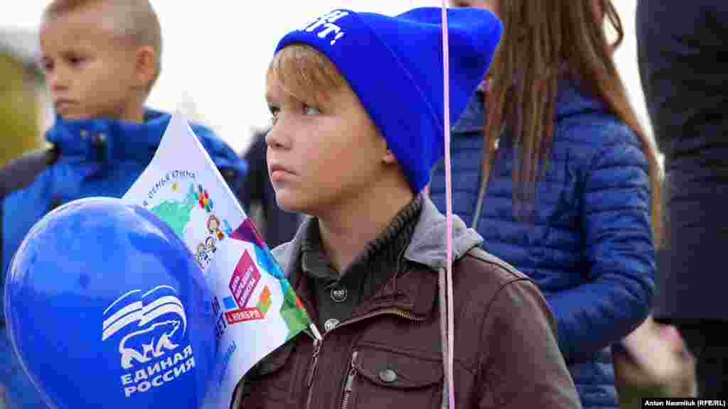 Флагов и символики партии «Единая Россия» было больше, чем флагов России