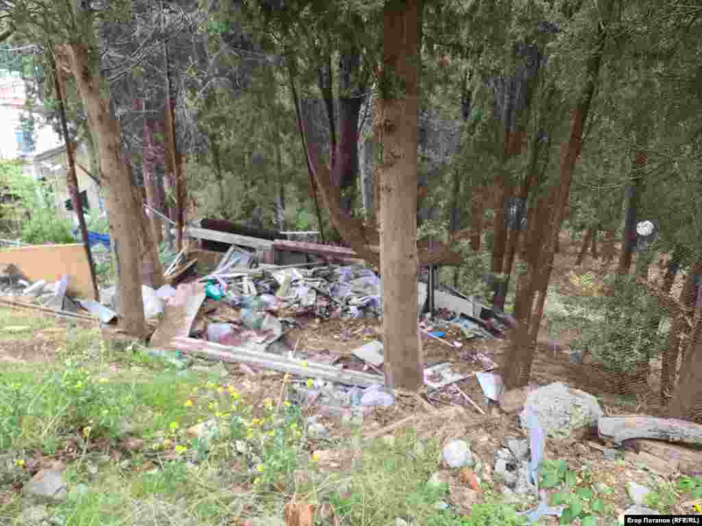 Свалка в сквере Батурина в Ялте