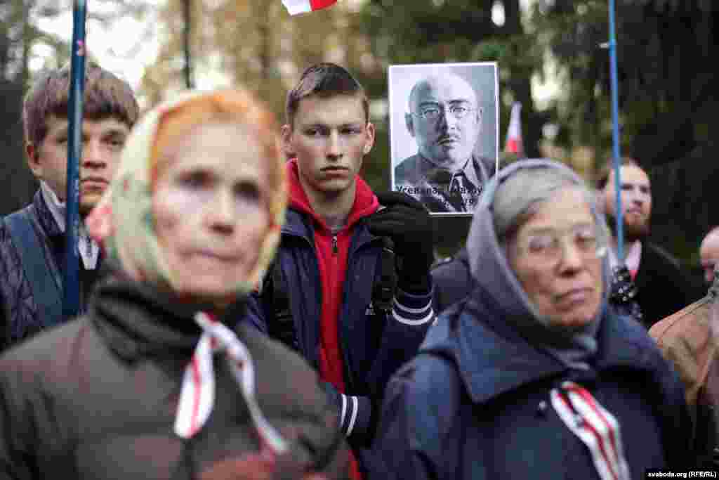 Актывісткі КХП-БНФ. На заднім пляне – моладзь са сьцягамі і партрэтамі рэпрэсаваных пісьменьнікаў