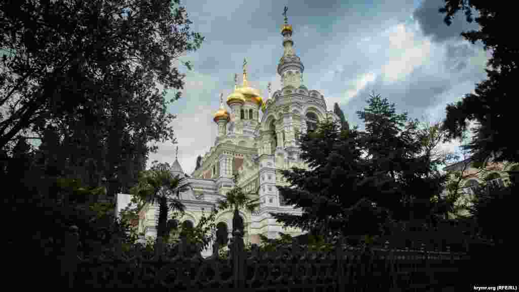 Собор Святого Александра Невского – главный православный собор Ялты. Храм открылся в начале XX века. Он назван в честь князя Александра Невского и посвящен памяти убитого императора Александра III